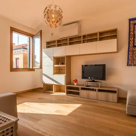 Sunny Nest Canal View In Venice Chic Movida-2